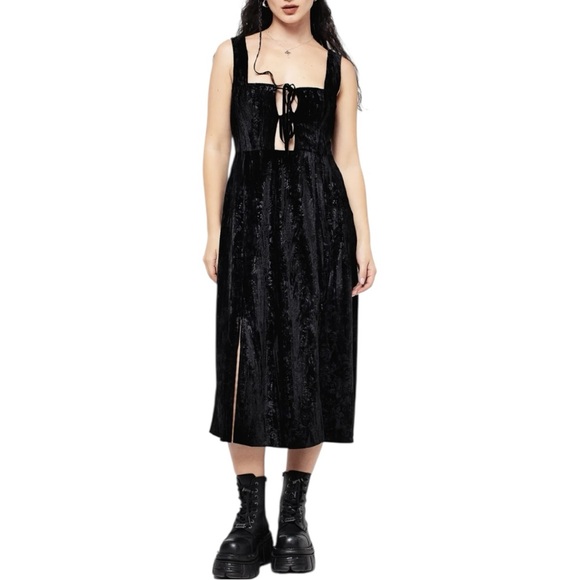 Disturbia Dresses & Skirts - Disturbia Maggie Tie Front Apron Midi Dress in Black size 6 Floral Velour NWT
